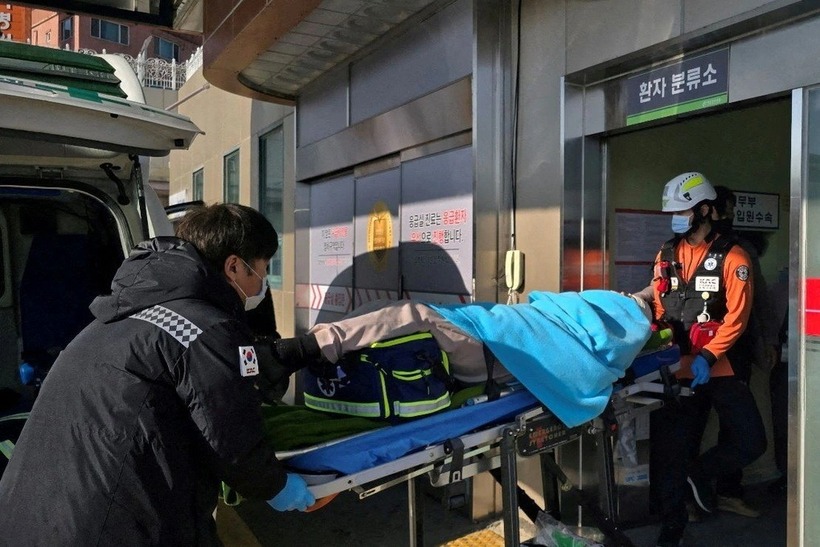 Nạn nhân may mắn sống sót được cơ quan chức năng đưa đến bệnh viện. Ảnh: Reuters