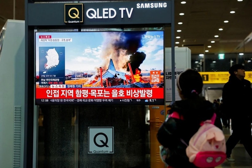 Người dân thủ đô Seoul, Hàn Quốc theo dõi tin tức về vụ việc tại một ga tàu. Ảnh: Reuters.