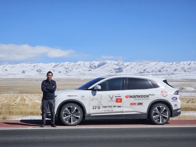 Anh Chu Hữu Thọ cùng chiếc VF 8 chinh phục Tây Tạng.