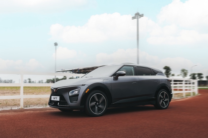 Chuyển từ xe xăng sang VF 7, chủ xe giật mình với khả năng tăng tốc như xe thể thao vài tỷ đồng - 3
