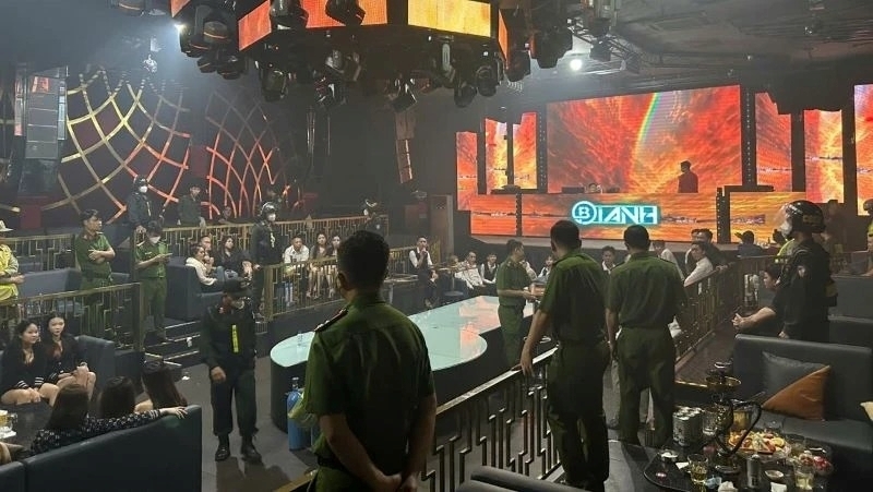 Lực lượng chức năng kểm tra đột xuất và phát hiện nhiều đối tượng sử dụng ma túy tại quán bar TH CLUB. Ảnh: Nhân dân