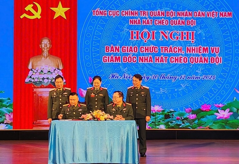 Bổ nhiệm Đại tá, NSND Tự Long làm Giám đốc Nhà hát Chèo Quân đội. Ảnh: VOV.