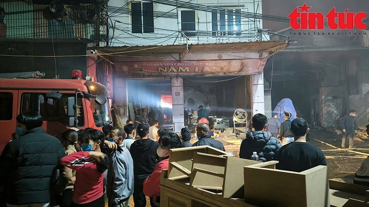 Xe chữa cháy và lực lượng chức năng khẩn trương tiếp cận hiện trường để dập lửa.