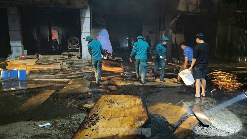 Cơ quan chức năng bước đầu chưa ghi nhận người dân nào bị mắc kẹt trong hỏa hoạn.