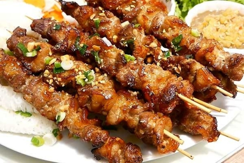 Người bị viêm loét dạ dày, tá tràng, viêm đại tràng,... nên tránh xa thịt xiên nướng. Ảnh minh họa