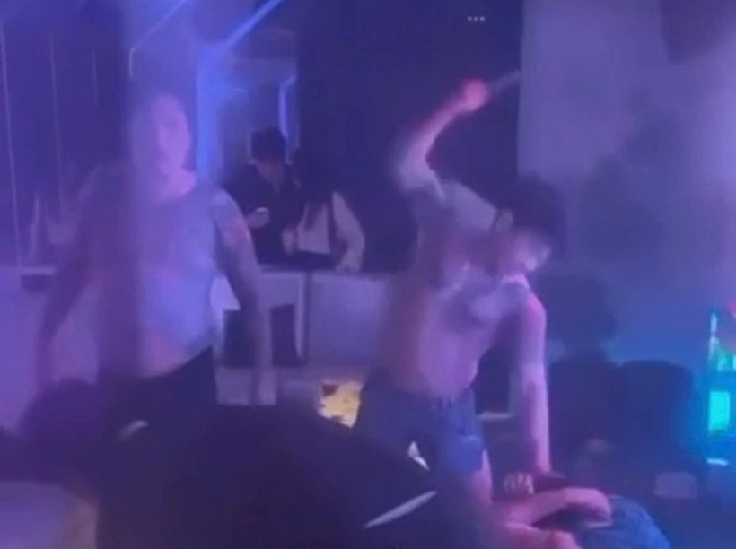 Nhóm khách xảy ra mâu thuẫn và dùng hung khí tấn công nam nhân viên. Ảnh: Báo Thanh niên.