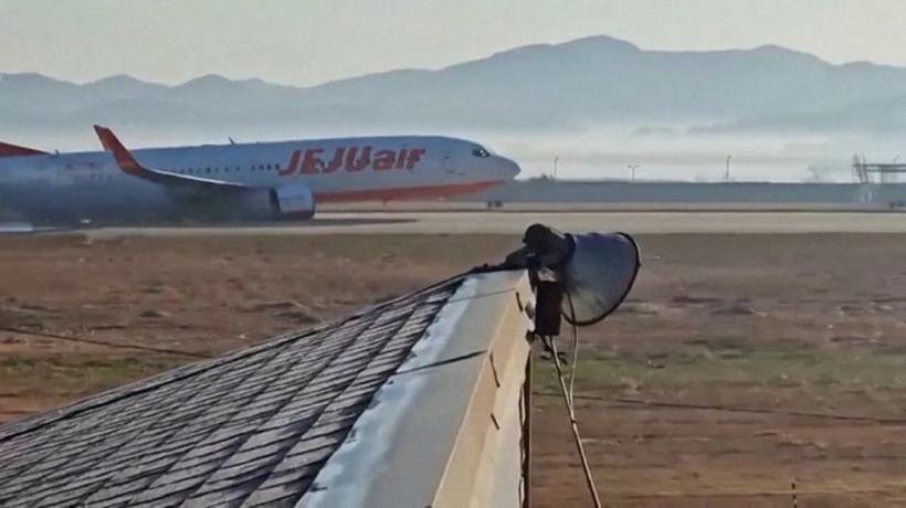 Hình ảnh chuyến bay 7C2216 của Hãng hàng không Jeju Air thời điểm trượt bằng bùng trên đường băng sân bay quốc tế Muan hôm 29/2. Ảnh: Reuters
