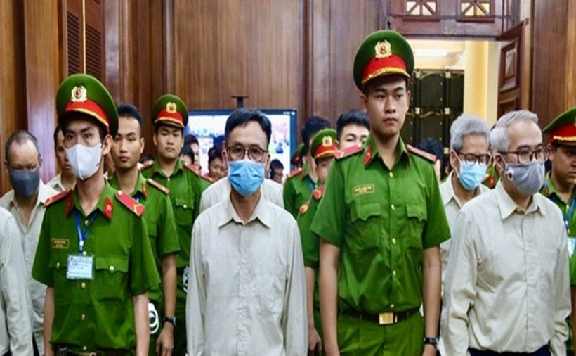 2 cựu Cục trưởng Cục ĐKVN (hàng đầu) và đồng phạm tại phiên tuyên án. (Ảnh: Người đưa tin)