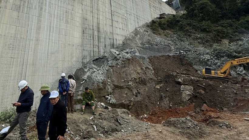 Lực lượng chức năng tìm kiếm hai người mất tích. Ảnh: VTC News