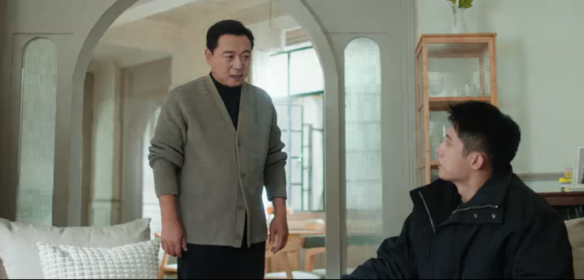 Bố Giang Thành Ngật dặn dò anh làm đúng nhiệm vụ của mình.