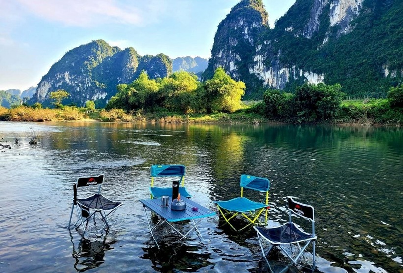 Tránh cắm trại gần bờ sông vào mùa mưa lũ, chọn bãi đất bằng phẳng, khô ráo, tránh những nơi có đá sắc nhọn.