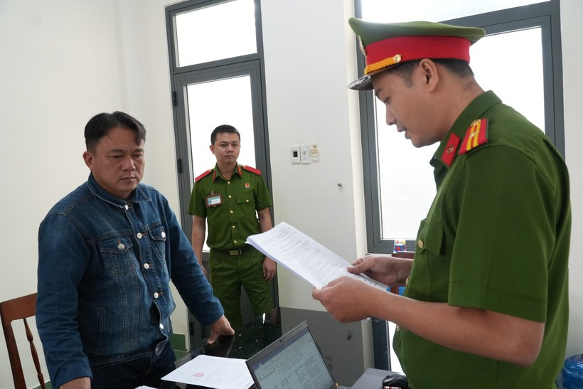 Công an Quảng Ngãi bắt Bùi Phụ Đạt (tên thường gọi Cu Đực) để điều tra hành vi cưỡng đoạt tài sản. (Ảnh: Công an Quảng Ngãi)