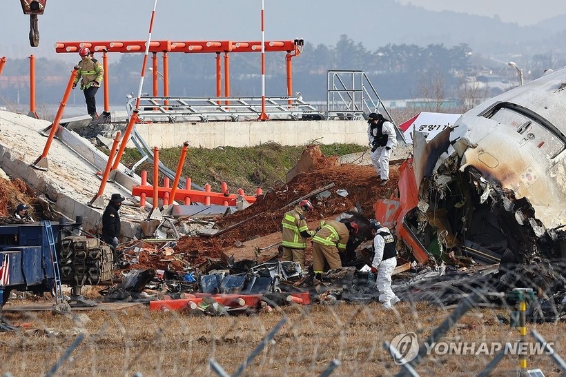 Nhà chức trách tiến hành điều tra tại đống đổ nát của chiếc máy bay Jeju Air bị nạn ở Sân bay quốc tế Muan. Ảnh: Yonhap