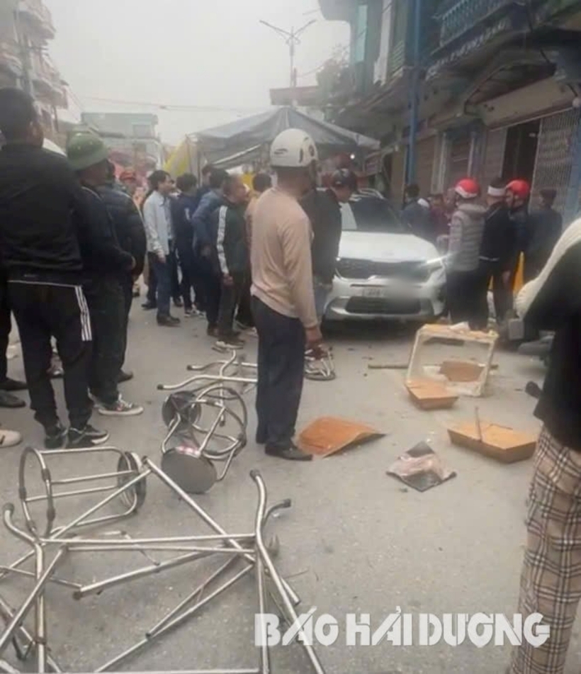 Tại hiện trường vụ việc, nhiều bàn ghế, cột sắt hư hỏng. Ảnh: Báo Hải Dương