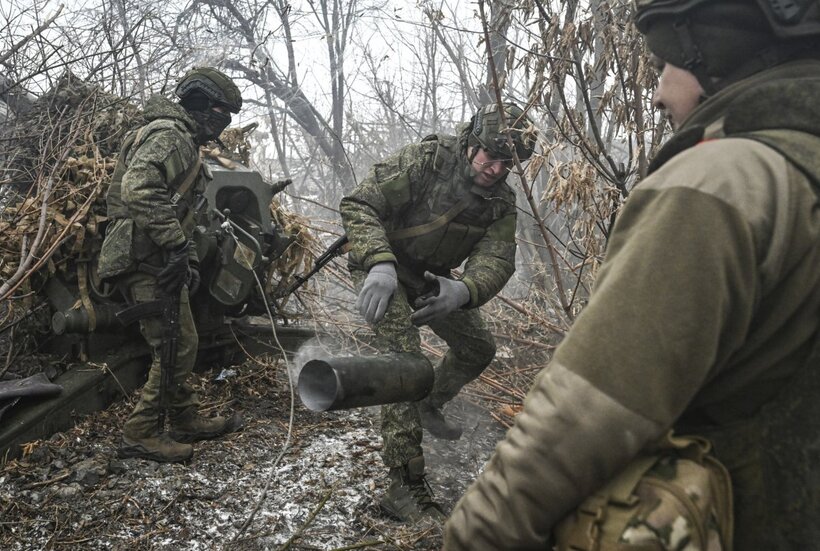 Binh lính Nga bắn pháo D-30 về phía Pokrovsk vào ngày 4/12/2024. Ảnh: Associated Press