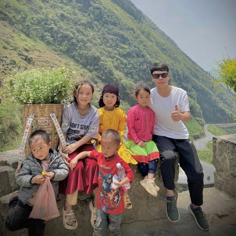 Thành cùng các em nhỏ chụp ảnh ở Dốc Thẩm Mã, Đồng Văn, Hà Giang.