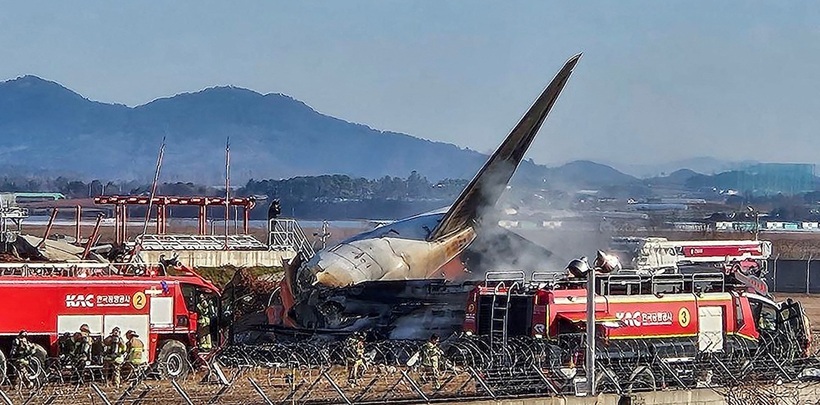 Hiện trường vụ tai nạn máy bay tại Hàn Quốc sáng 29/12. Ảnh Reuters