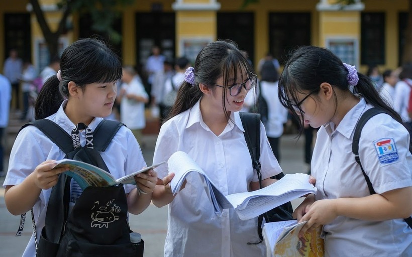 Học sinh thấp thỏm chờ công bố môn thi thứ 3 vào lớp 10 THPT ở Hà Nội. Ảnh minh họa