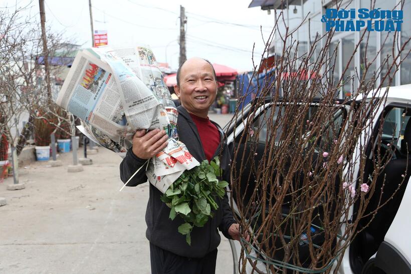 Mua một cành đào với giá 700 nghìn đồng, anh Hoàng Minh Nam (trú tại quận Cầu Giấy, Hà Nội) cho biết sẽ sử dụng cành đào để trưng bày trong những ngày Tết Dương lịch. "Dù biết những cành đào thế này khó có thể chơi được lâu nhưng tôi vẫn thích mua bởi cây này có đủ các tiêu chí về hoa, nụ và dăm", anh Nam cho biết.
