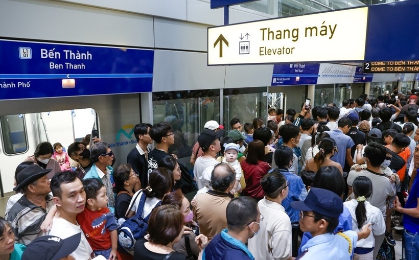 Người dân xếp hàng chờ lên tàu tại ga Bến Thành. (Ảnh: Dân trí)