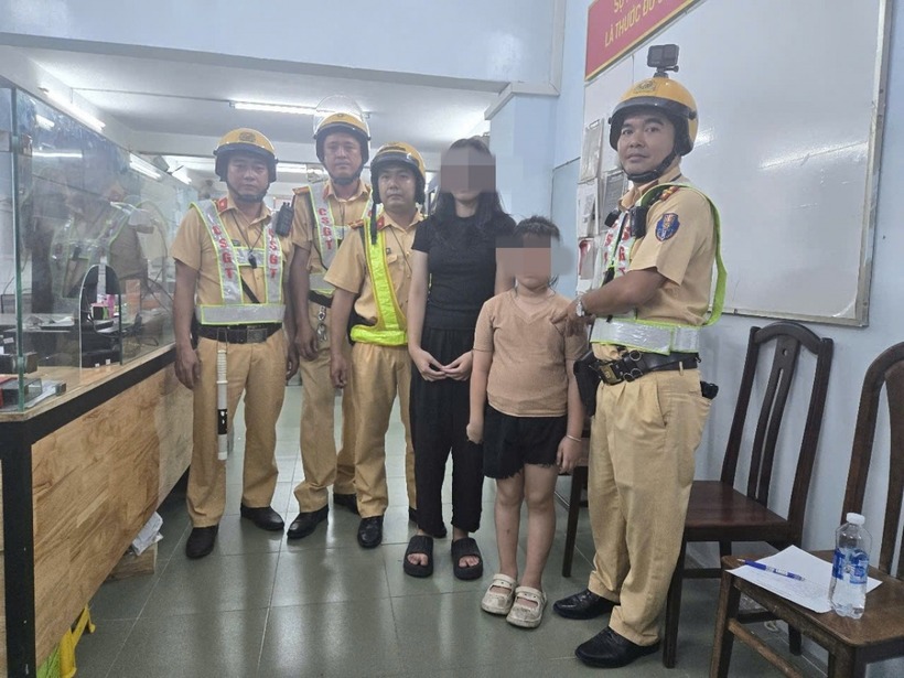 Lực lượng cảnh sát giao thông TP.HCM hỗ trợ tìm người nhà cháu bé đi lạc. (Ảnh: PC08)