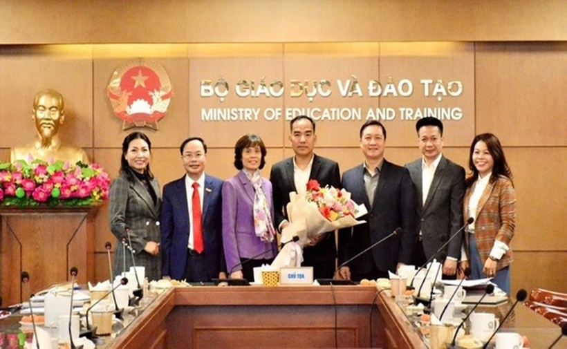Lãnh đạo Hội Luật gia Việt Nam tặng hoa chúc mừng Ban chấp hành nhiệm kỳ mới.