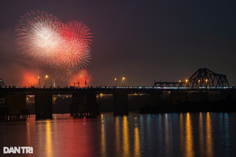 Rất đông người đã chọn cầu Long Biên là điểm ngắm pháo hoa đón chào năm mới, đặc biệt là nhiều cặp đôi trẻ.