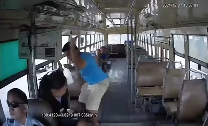 Sự việc chớp nhoáng khiến nhiều hành khách trên xe bàng hoàng. Ảnh cắt từ clip