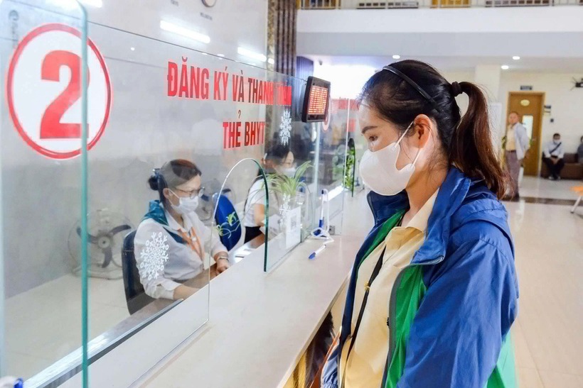Người bệnh làm thủ tục khám chữa bệnh bảo hiểm y tế ở một bệnh viện. Ảnh: Tuổi Trẻ Online