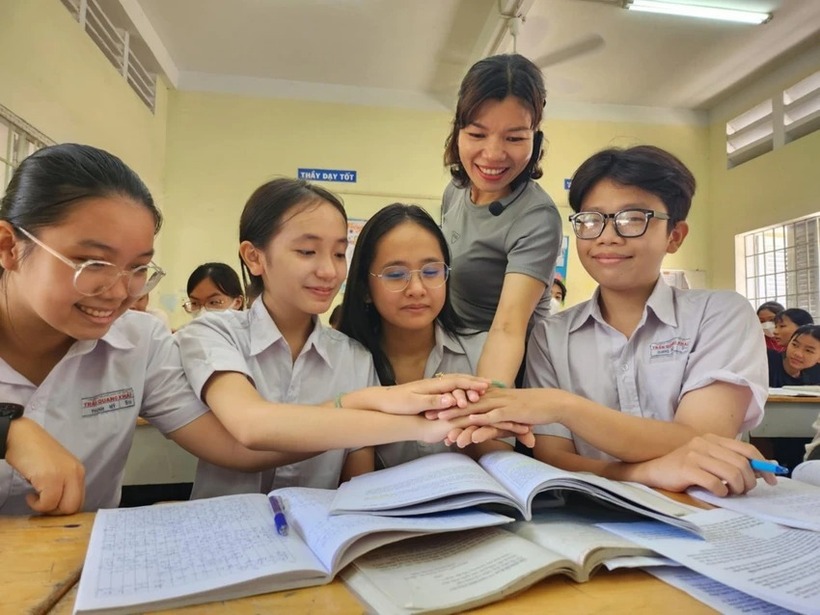 Cô trò Trường THCS Trần Quang Khải, quận 12 trong 1 giờ học. (Ảnh: Pháp luật TP.HCM)