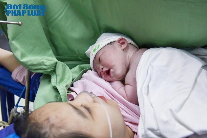 Khoảnh khắc hạnh phúc khi được đón con đúng đêm giao thừa
