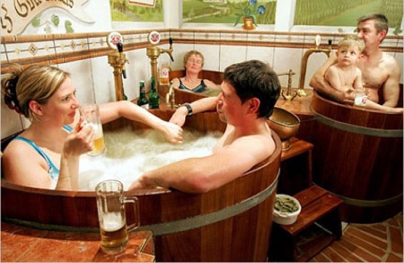 Chất men trong bia có tác dụng làm sạch da mặt và se khít lỗ chân lông, đặc biệt thích hợp với những người có làn da dầu, lỗ chân lông to hoặc bị mụn đầu đen. Ảnh minh họa