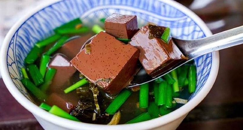 Do hệ miễn dịch của họ thường yếu hơn, người già và trẻ em có thể dễ bị nhiễm bệnh hơn khi ăn tiết lợn luộc, đặc biệt nếu tiết không được chế biến, lưu trữ đúng cách. Ảnh minh họa