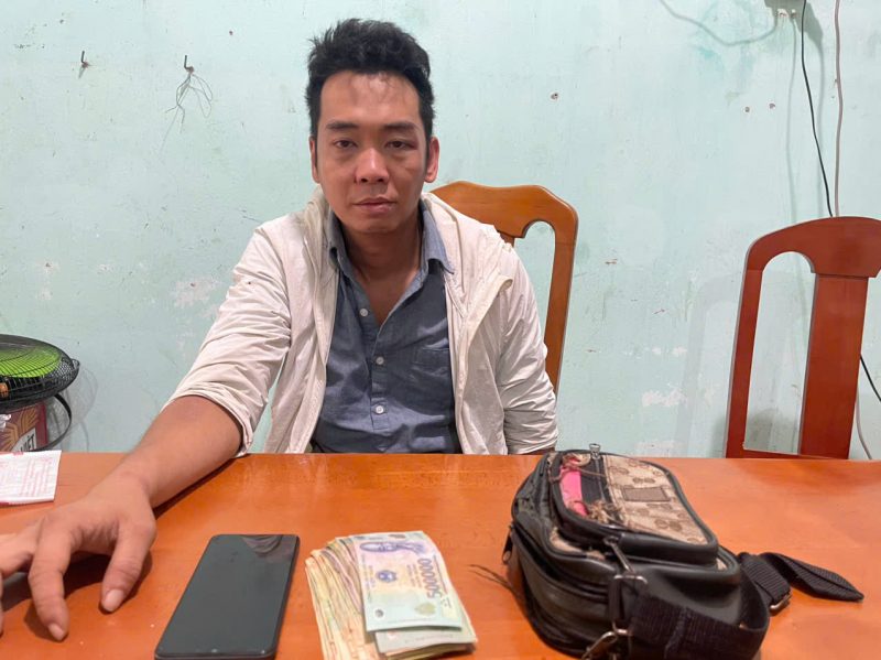 Đối tượng Đoàn Duy Sô và tang vật. Ảnh: Công an nhân dân