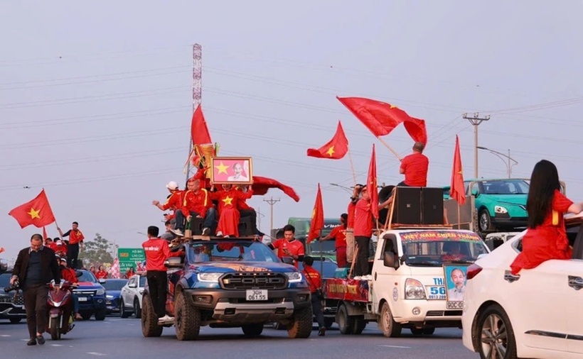 Các tuyến đường dẫn đến khu vực sân vận động TP.Việt Trì trở nên rộn ràng và dần được nhuộm đỏ bởi dòng người hâm mộ đổ về đón xem trận chung kết lượt đi AFF Cup 2024 giữa đội tuyển Việt Nam và Thái Lan.