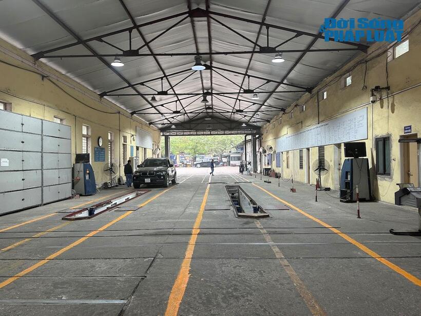 Ghi nhận tại TTĐK 29-03V (Cầu Giấy, Hà Nội), vào khoảng 9h20 nhưng sân trung tâm đã không còn xe nào chờ. Phía bên trong chỉ còn 1 xe đang thực hiện kiểm định