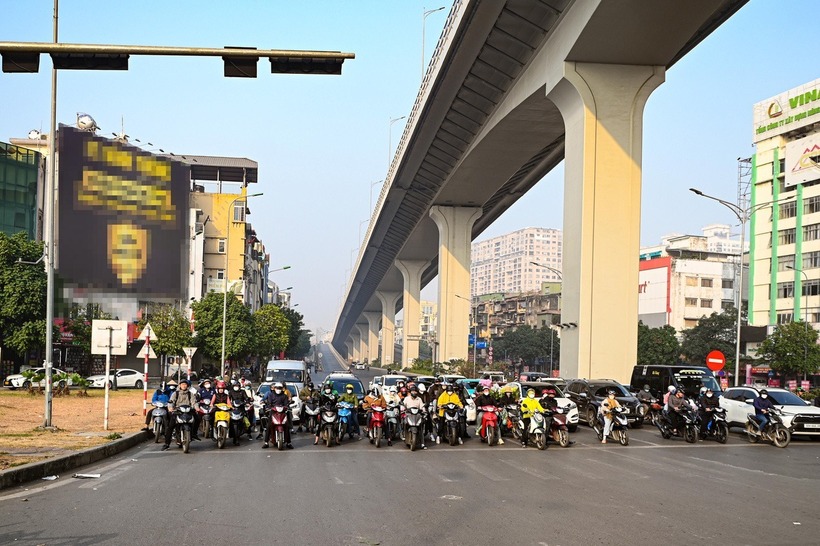 Đa số người tham gia giao thông chấp hành việc dừng đèn đỏ, dừng đúng vạch, không vượt đèn đỏ...Ảnh: Tuổi Trẻ