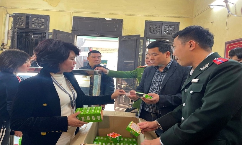 Đoàn kiểm tra liên ngành kiểm tra bao bì, nhãn mác bánh cốm Nguyên Ninh (địa chỉ 11 Hàng Than, quận Ba Đình).