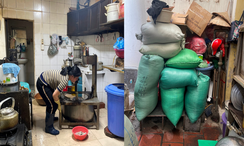 Khu vực sản xuất bánh cốm nằm trong khu bếp của gia đình, nơi để nguyên liệu không bảo đảm các điều kiện vệ sinh, an toàn thực phẩm.