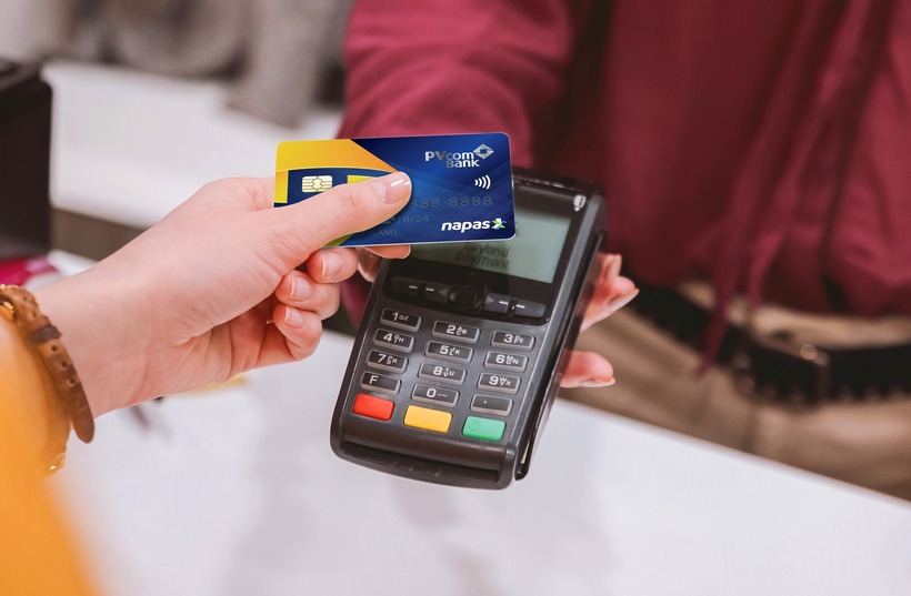 Thẻ ATM của các ngân hàng có thể có thiết kế và tính năng khác nhau nhưng kích thước đều giống nhau.