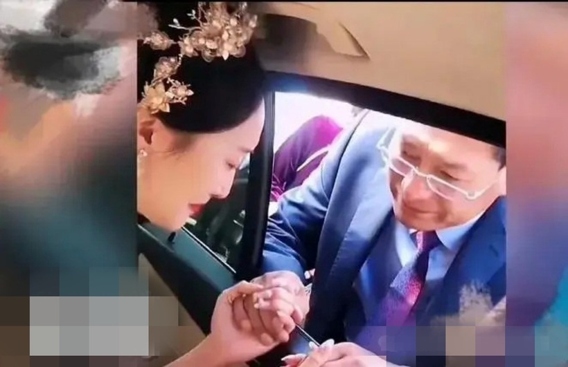 Cô gái ngồi trong xe hoa cầm tay bố nuôi nói lời biết ơn vì những năm tháng ông đã vất vả vì mình.