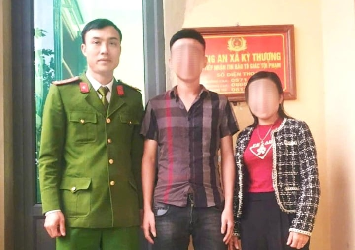 Anh H.M.T (ở giữa) được công an và gia đình giải cứu, đưa về nhà thành công. Ảnh: VTC News