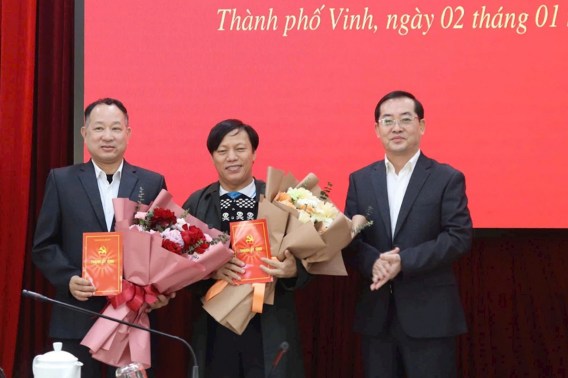 Ông Nguyễn Văn Lư, Phó Bí thư Thành ủy Vinh (bên phải) trao quyết định nghỉ hưu tới ông Phạm Trung Thành và ông Lê Đức Thọ. Ảnh: Dân Trí