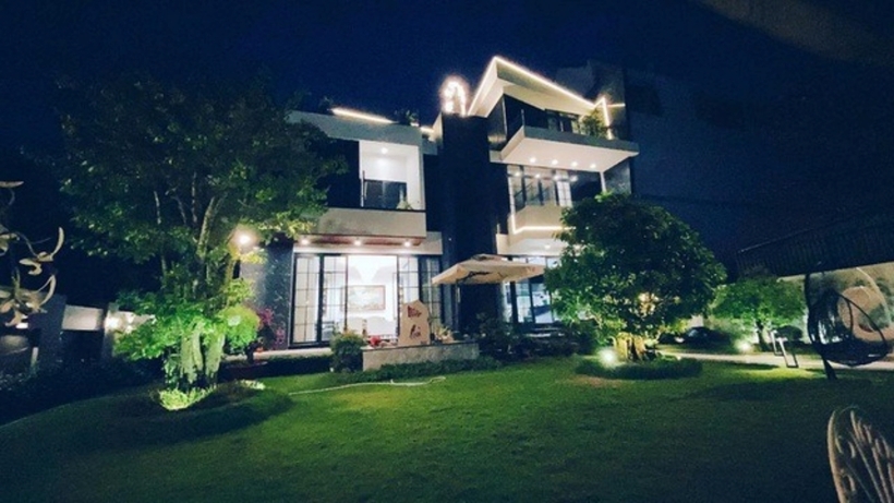 Căn biệt thự rộng 700m2 của Quốc Trường được xây dựng trên khu đất hai mặt tiền ở Cần Thơ. Được biết, nam diễn viên tự lên ý tưởng thiết kế với các kiến trúc sư, chỉnh sửa nhiều lần mới ra bản vẽ cuối cùng. Anh phải mất 2 năm mới hoàn thành căn biệt thự.