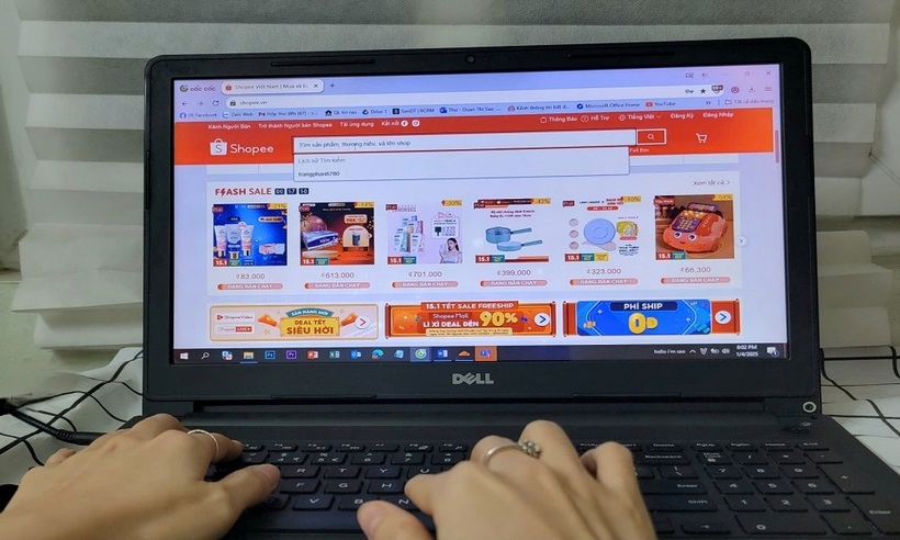 Ở nước ta, hoạt động mua bán hàng hóa qua các sàn thương mại điện tử diễn ra phổ biến và ngày càng phát triển.