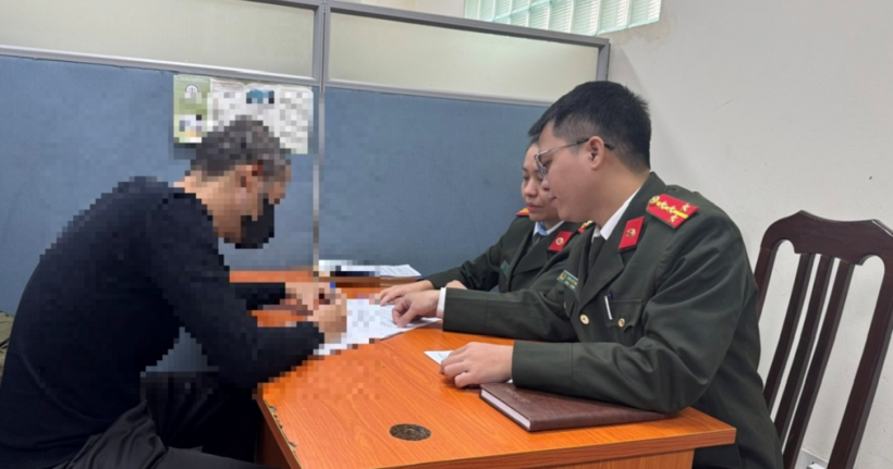 Phòng An ninh mạng và phòng chống tội phạm sử dụng công nghệ cao lập biên bản vi phạm đối với trường hợp vi phạm. (Ảnh: Công an TP.Hà Nội)