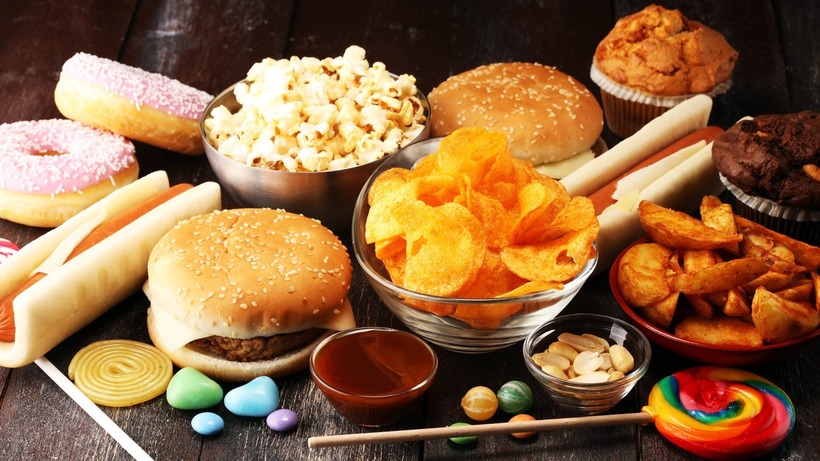 Thực phẩm chế biến sẵn thường chứa nhiều muối, đường, chất bảo quản và các chất phụ gia khác, không tốt cho sức khỏe, đặc biệt là khi đang bị viêm đường hô hấp.