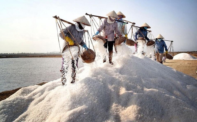 Đến với Hòn Khói, bạn sẽ có cơ hội tìm hiểu về cuộc sống vất vả nhưng cũng đầy thú vị của những người diêm dân. Ảnh minh họa