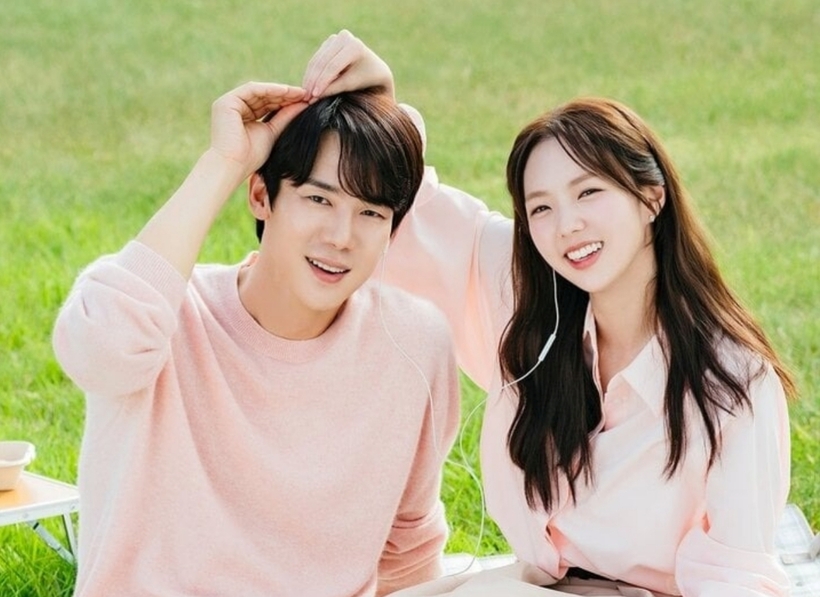 Cặp đôi Baek Yoo Yeon (Yoo Yeon Seok) và Hong Hee Joo (Chae Soo Bin) kết hôn lại ở tập cuối. Ảnh: MBC
