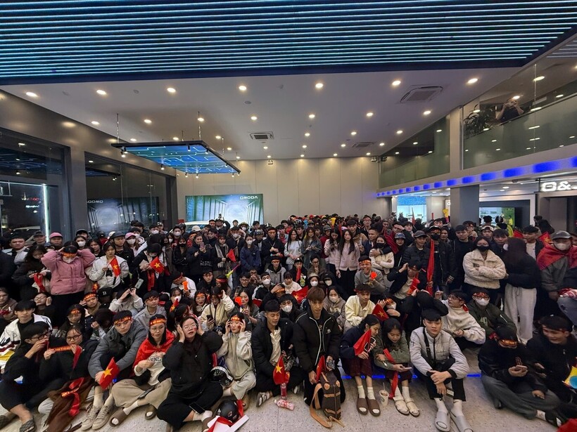 Hơn 400m2 diện tích showroom được lấp kín bởi người hâm mộ đến xem cổ vũ cho đội tuyển Việt Nam